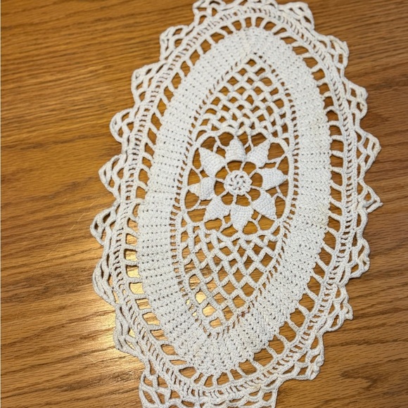 Vintage Hand Crocheted Oval Doily 17 1/2” x 10” Stunningly Beautiful - Picture 2 of 3